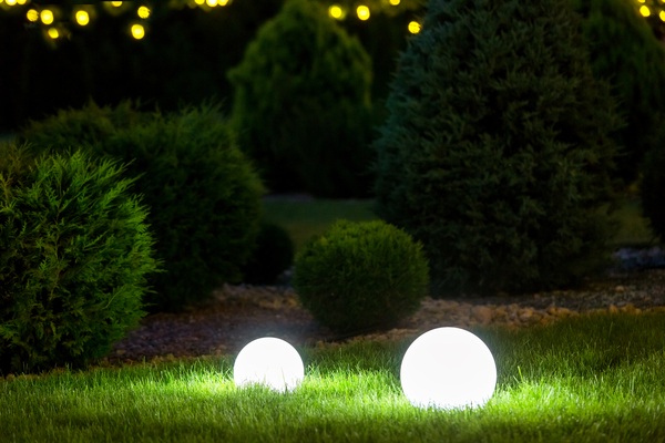 Garden lamp with sphere diffuser.